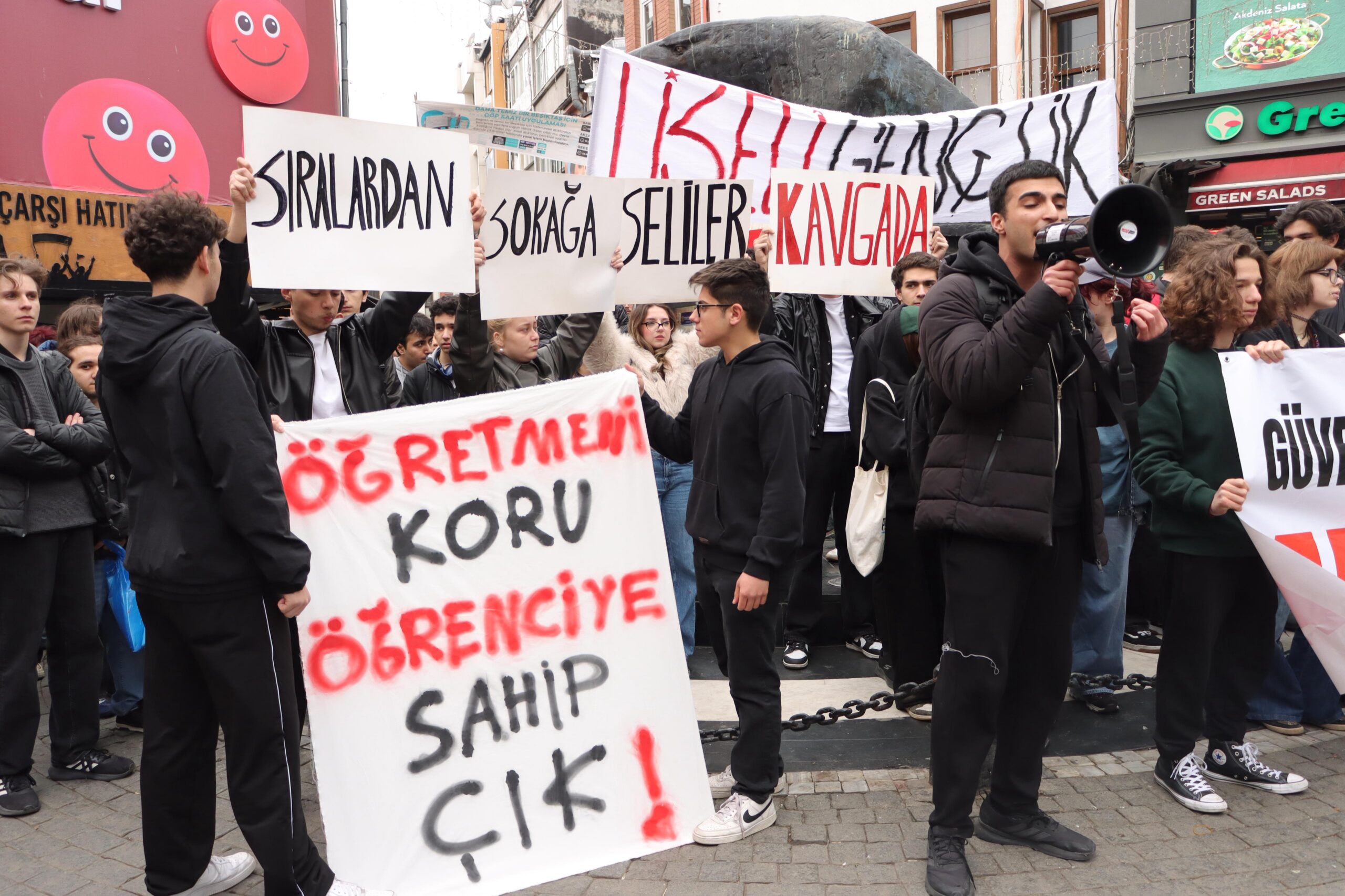 “Yusuf Tekin istifa” dediği için gözaltına alınan liseli adliyeye getirildi
