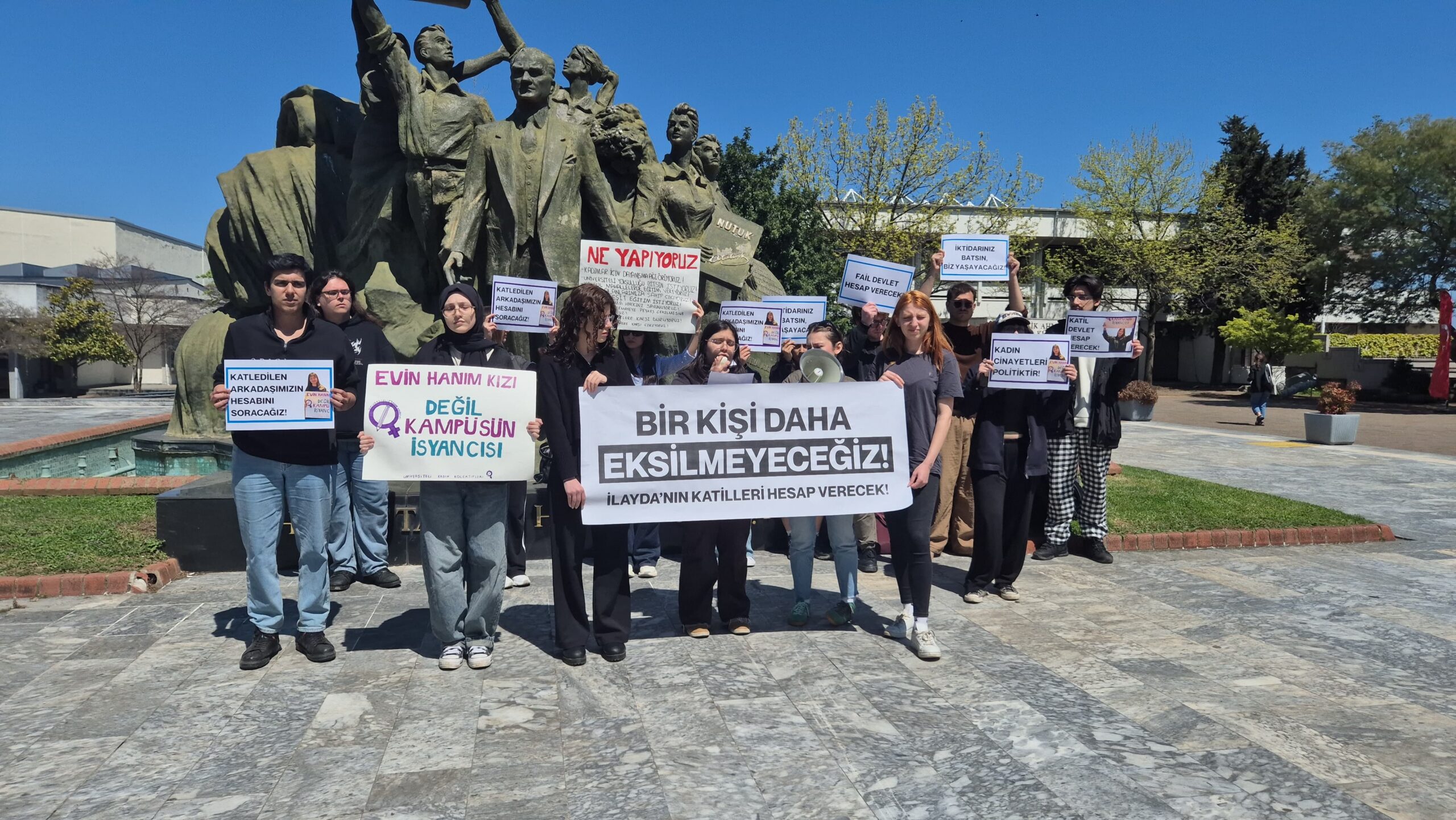 KTÜ’den sıra arkadaşları İlayda Zorlu için eylemde: “Bu cinayet açıklığa kavuşana, aile aramaları son bulana kadar mücadele edeceğiz”