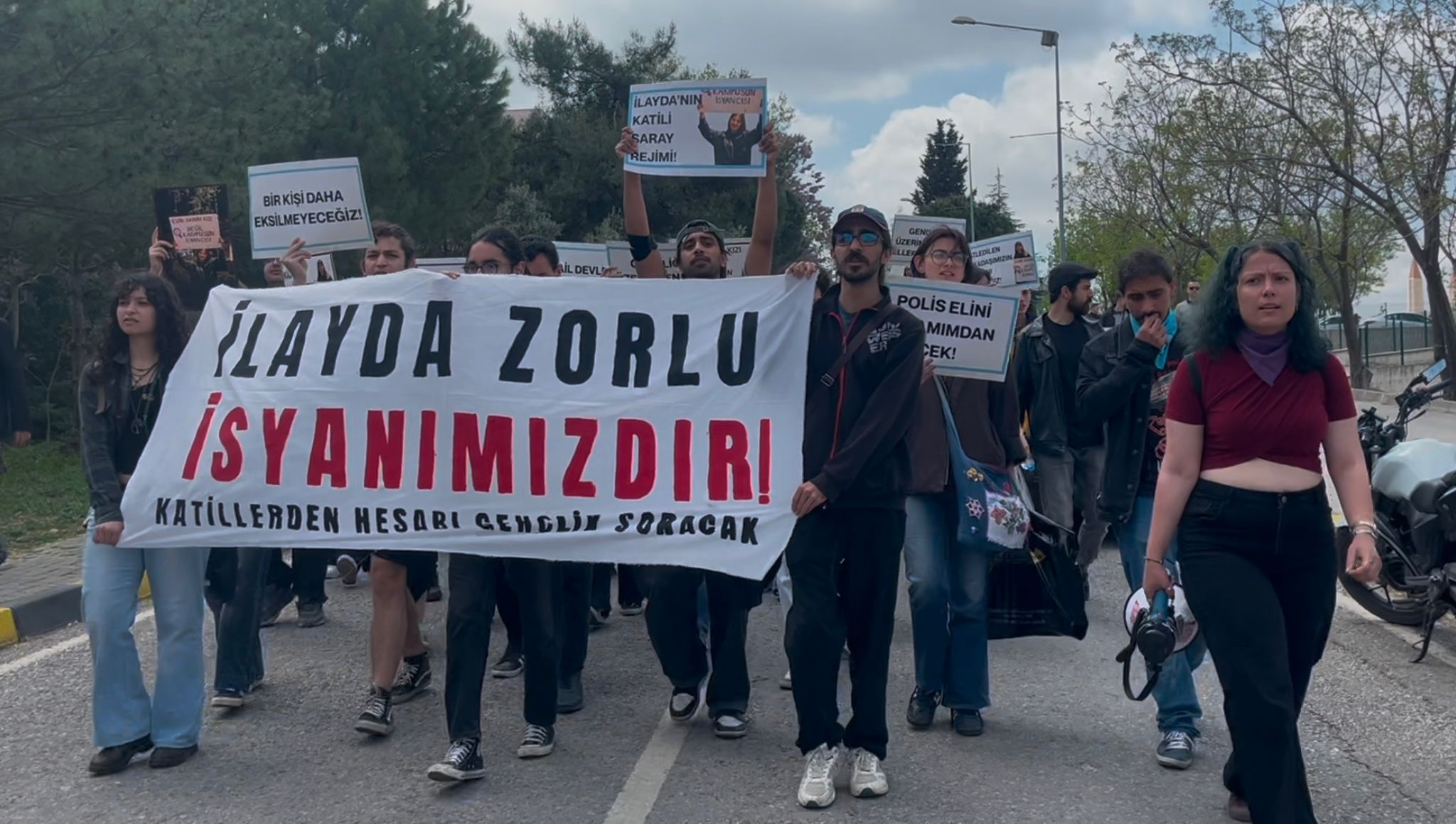Dokuz Eylül Üniversitesi’nde İlayda Zorlu yürüyüşü: “İlayda Zorlu isyanımızdır!”