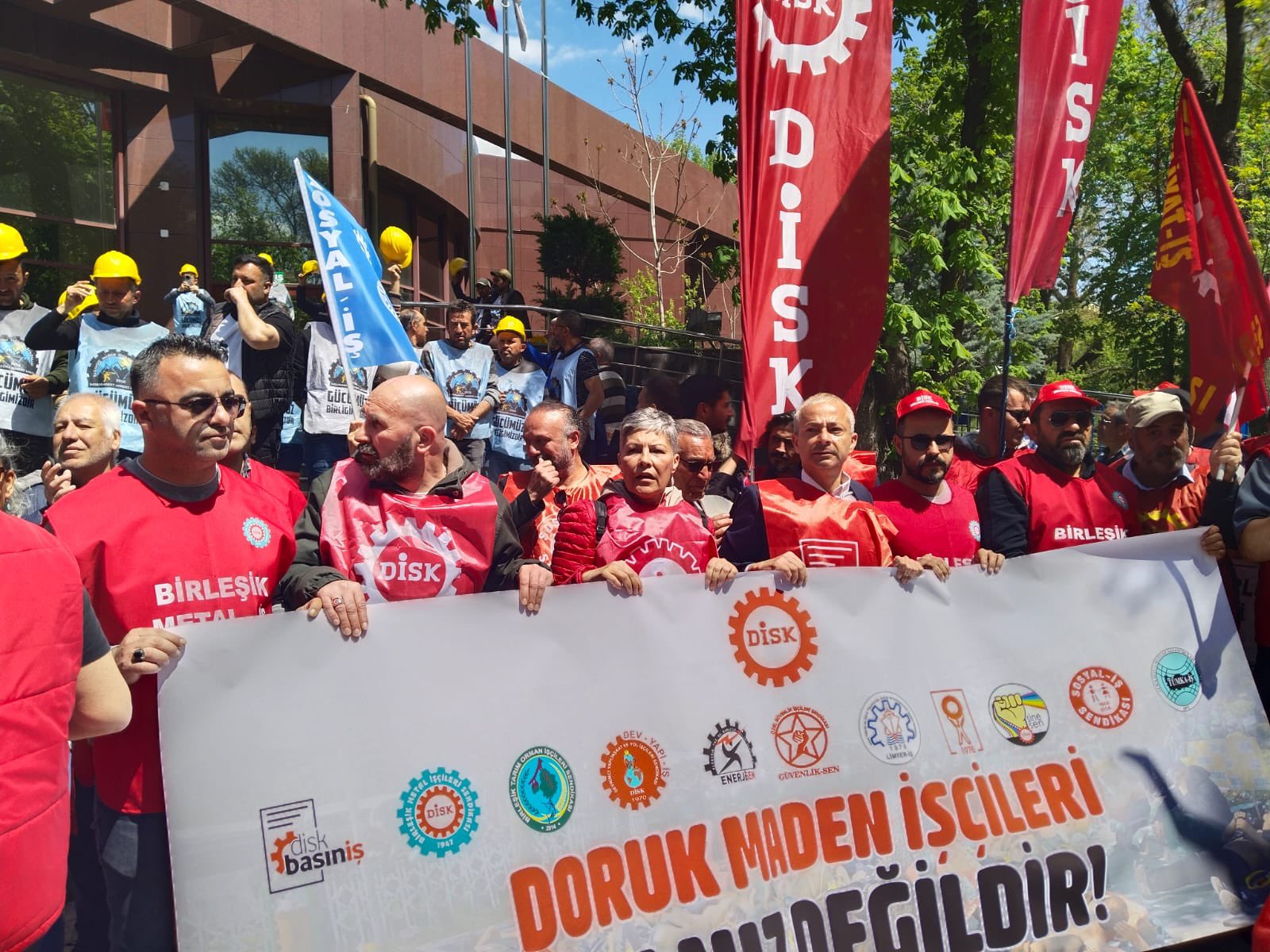 DİSK’e bağlı 11 sendikadan madencilere destek: “Yaşasın sınıf dayanışması”