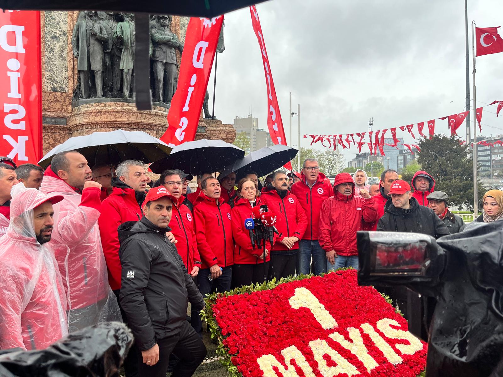 DİSK’ten Taksim Meydanı’na çelenk