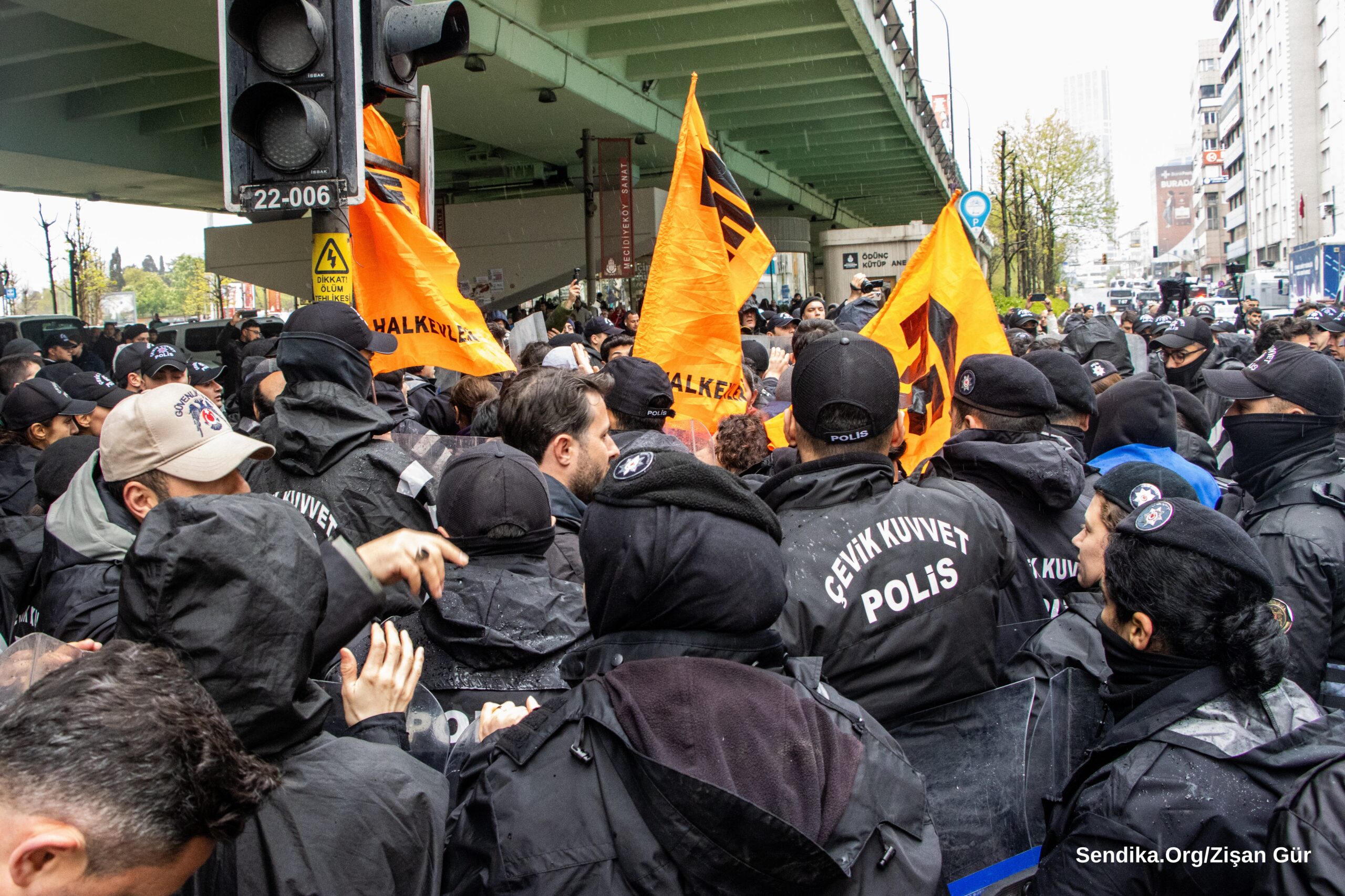 Taksim iradesini sahiplenen binler meydandaydı: 576 kişi gözaltına alındı