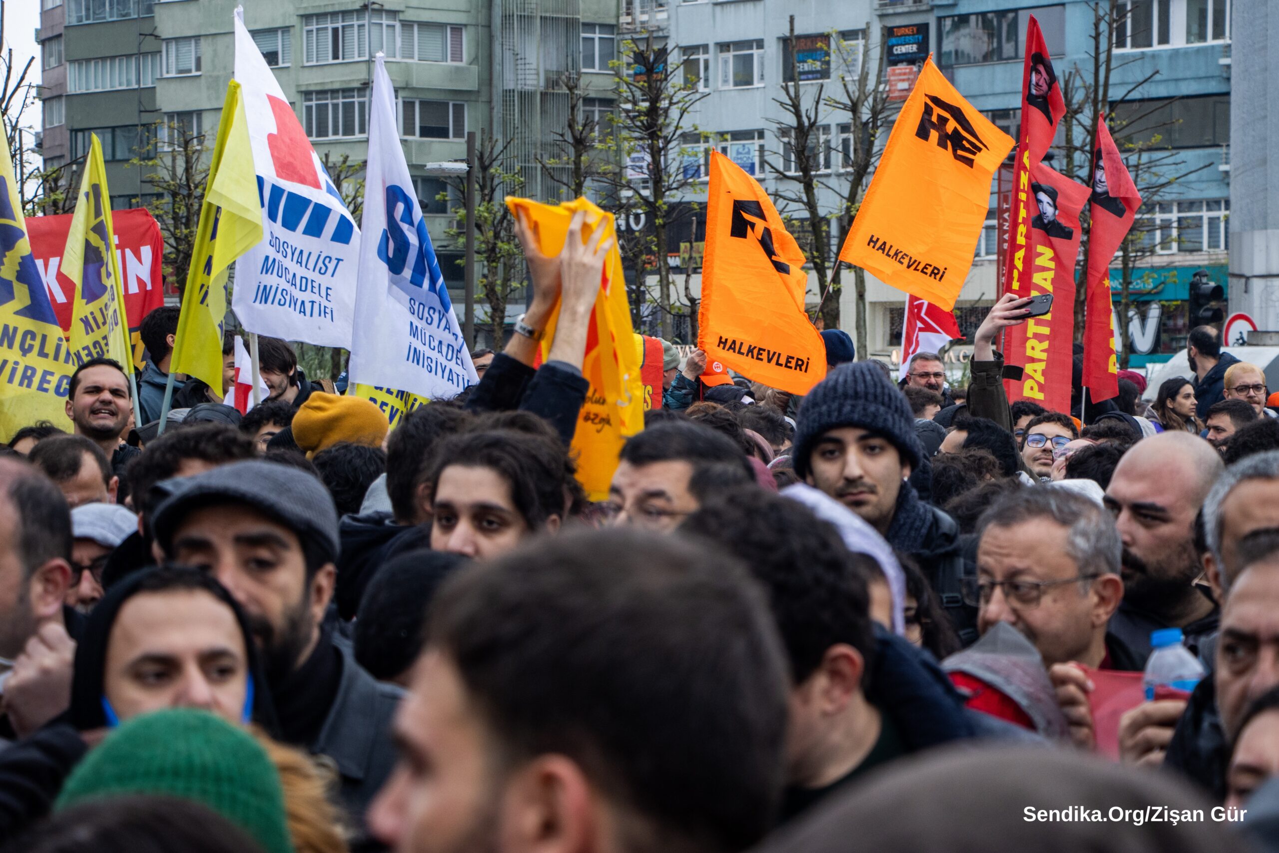 Taksim 1 Mayıs’ında yasak tanınmadı: Binler Mecidiyeköy’e aktı