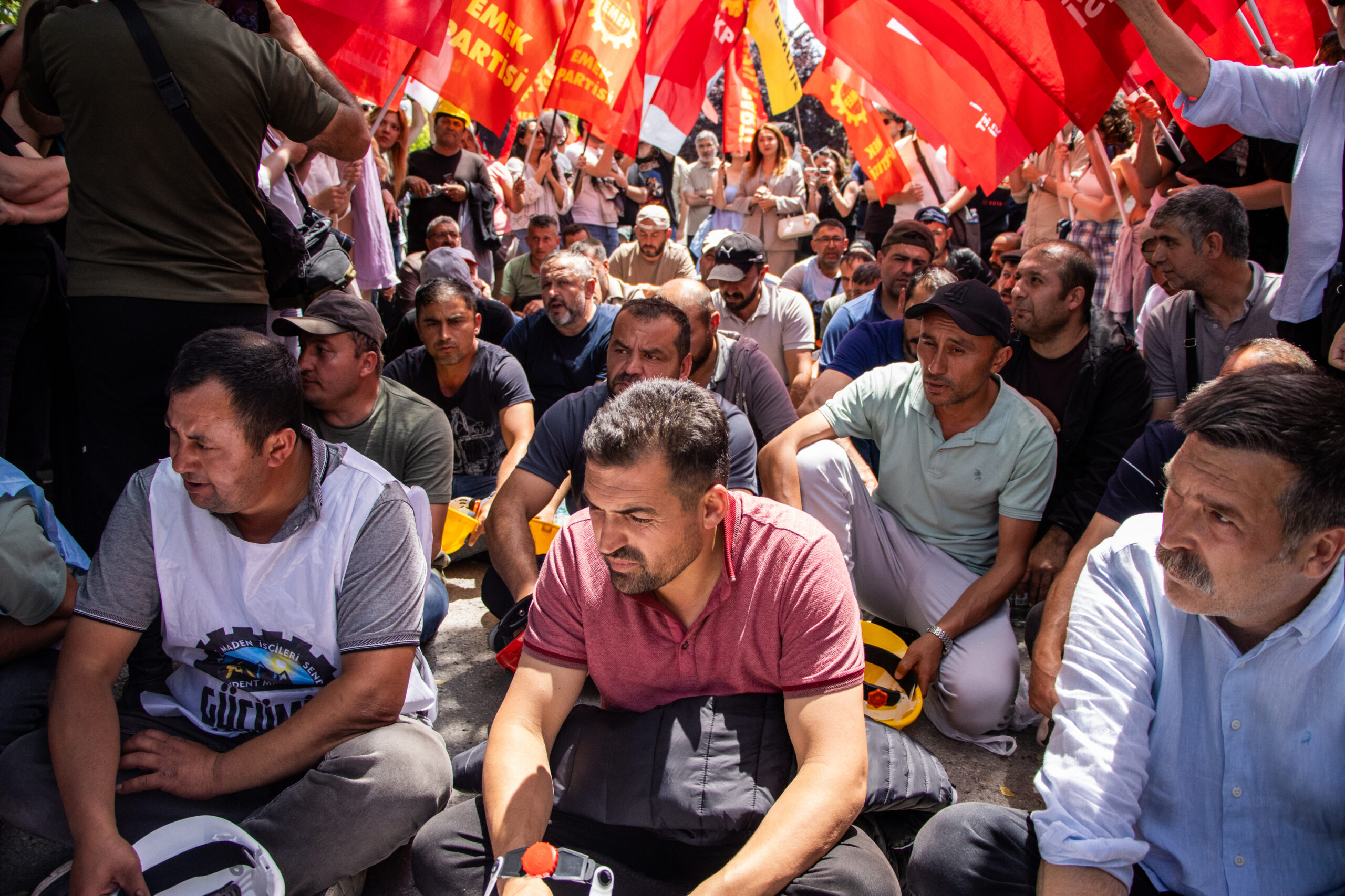 Doruk Madencilik işçileri Yıldızlar SSS Holding önünde: “Paralar yatmaya başladı, tüm madenciler haklarını alana kadar buradayız”