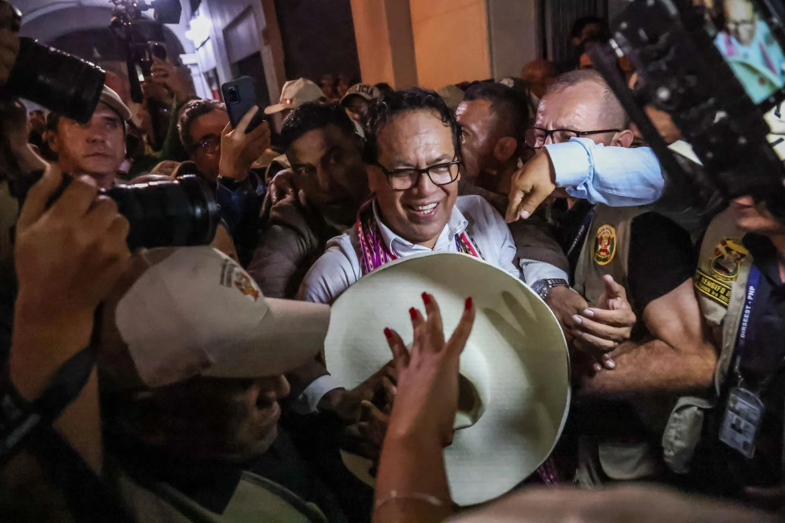 Peru seçimlerinde sol bir kez daha önde