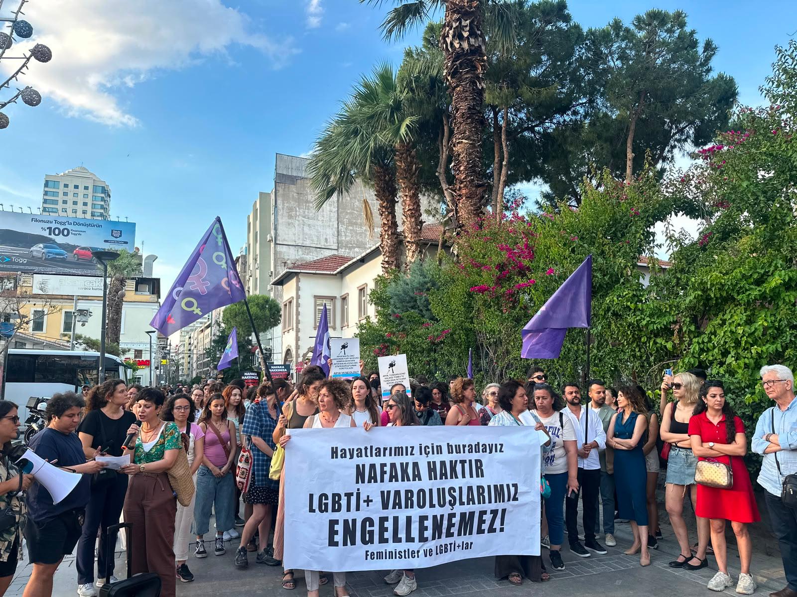 İzmir’de kadınlar ve LGBTİ+’lar eylemde: “Nafaka haktır, LGBTİ+ varoluşlarımız engellenemez!”