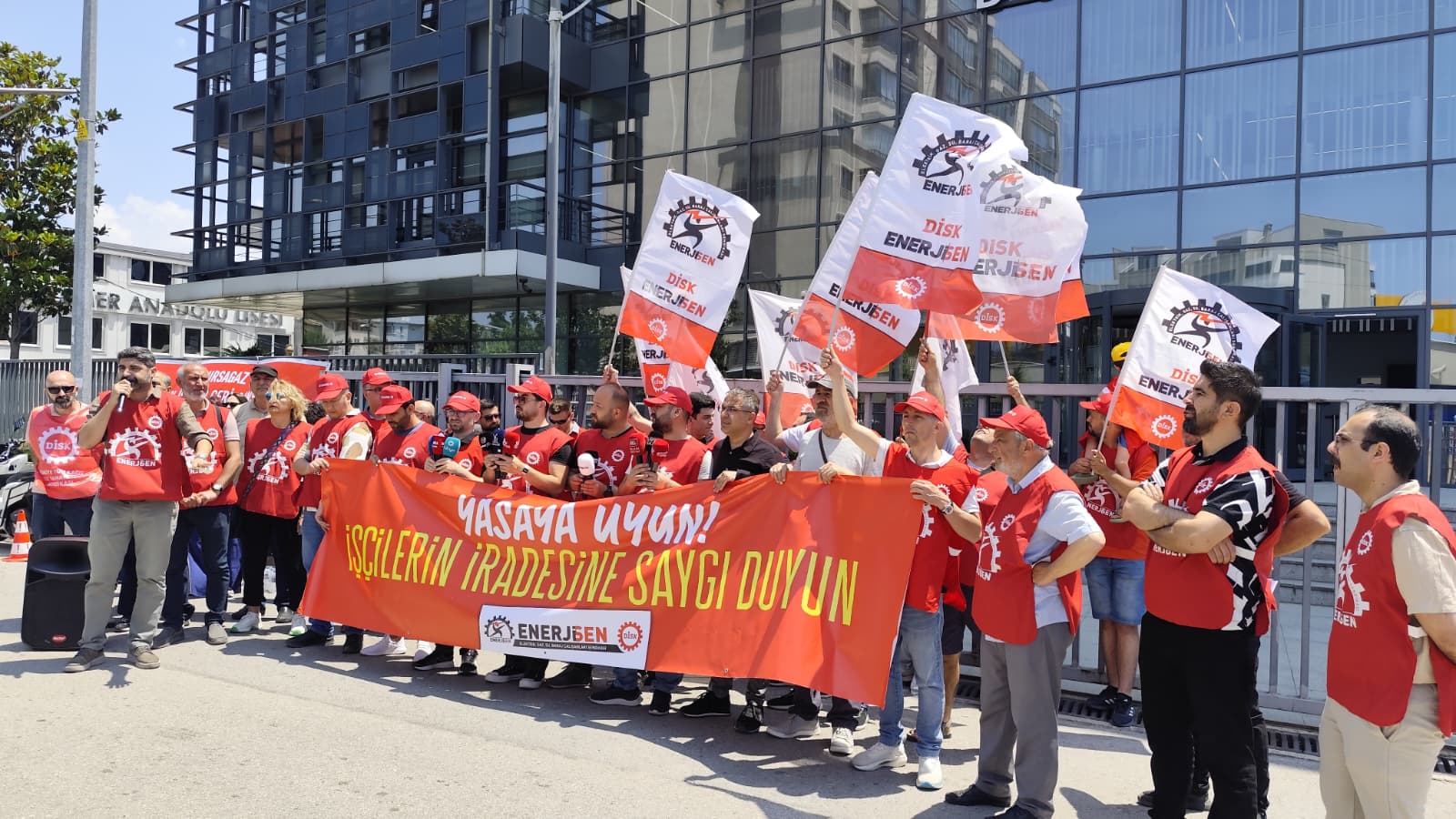 Bursagaz işçileri direnişe geçti: “İşten atılanlar alınana ve yetki itirazı çekilene kadar Aksa işyerleri eylem alanıdır”