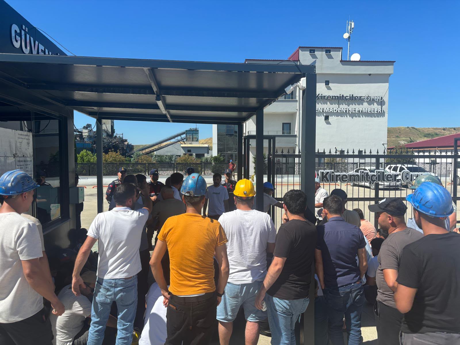Özşen Madencilik işçileri şirket kapısı önünde: “Ekmek yoksa giriş-çıkış yok”