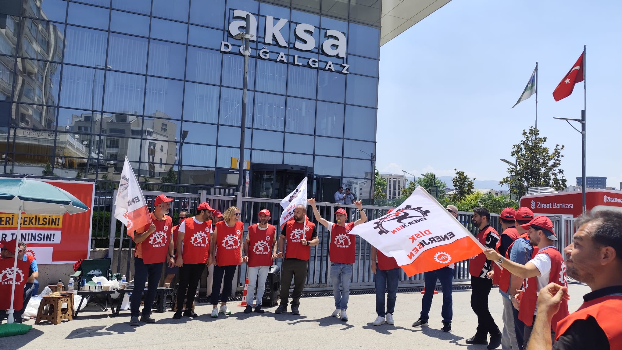 Bursagaz işçilerinden Bursa halkına dayanışma çağrısı: “Sadece işten atılan işçilerin değil, yüksek faturalardan şikayetçi Bursa halkının da mücadelesidir