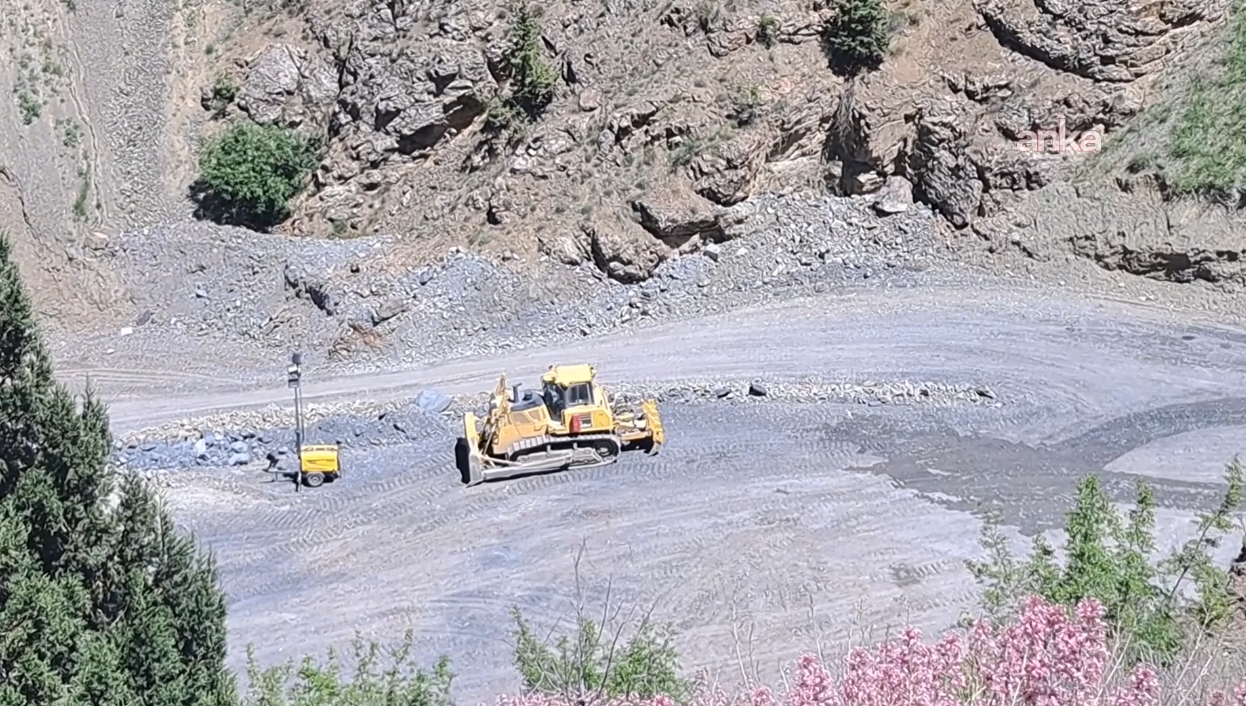 Artvin’de dere yatağına maden atıkları dökülmesi tepkilere yol açtı: “Dere harfiyat nedeniyle kayboluyor, felaket kaçınılmaz”