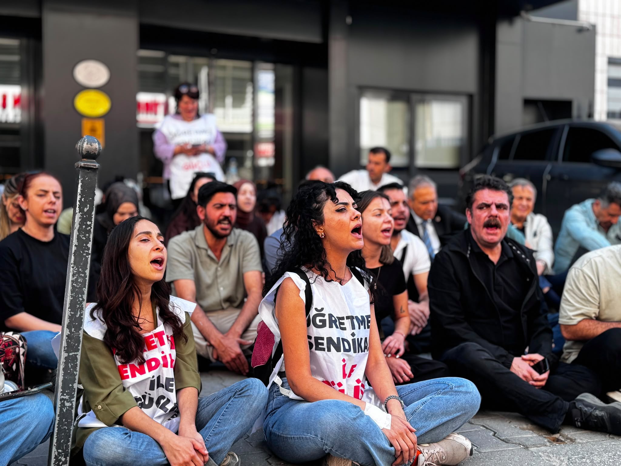 Öğretmenler açlık grevine başladı: “Bu abluka dağılana, muhataplar bizle görüşene kadar…”