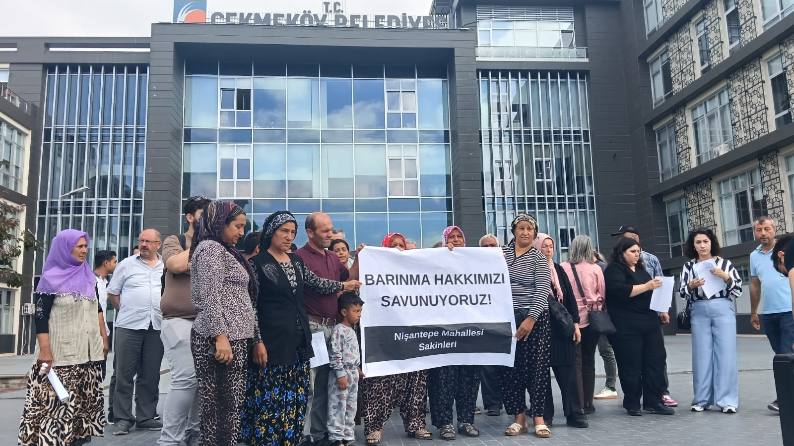 Nişantepeliler yıkım kararına karşı Çekmeköy Belediyesi’nin önündeydi: “Mahallemizi ve yaşam hakkımızı savunmaya devam edeceğiz”