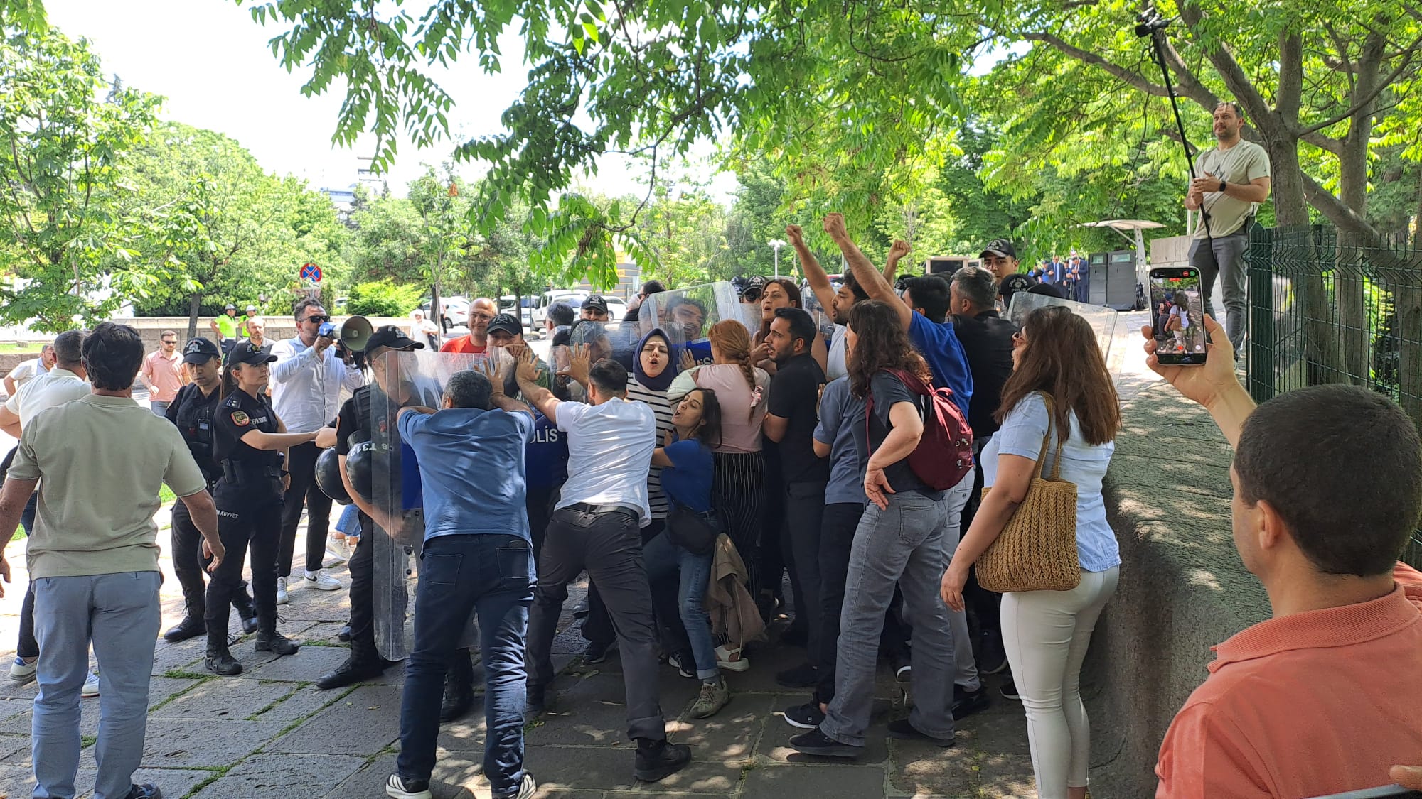 Öğretmenlere Meclis önünde polis saldırısı: Gözaltılar var
