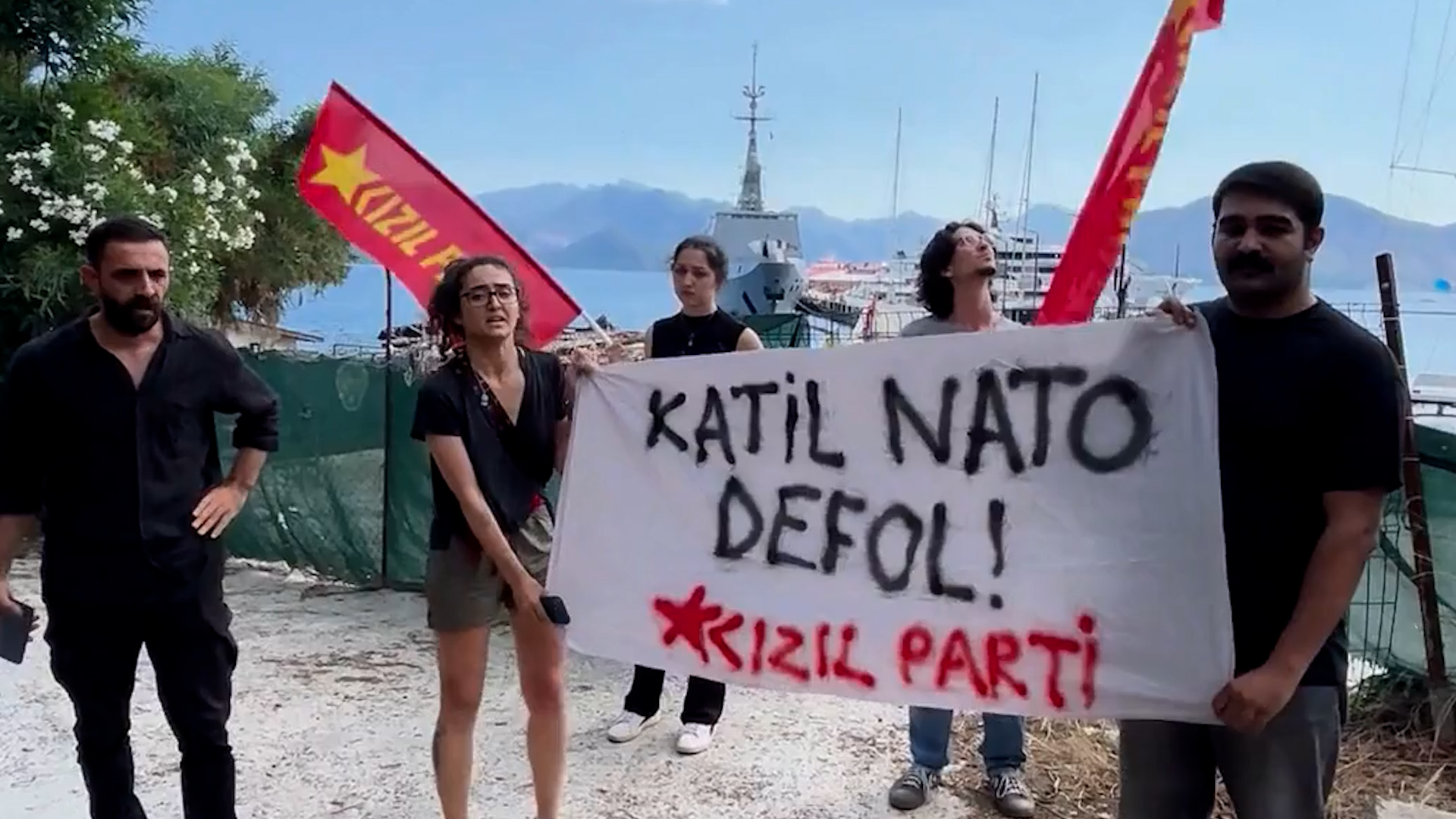 NATO gemisini protesto eden Kızıl Parti üyelerine gözaltı