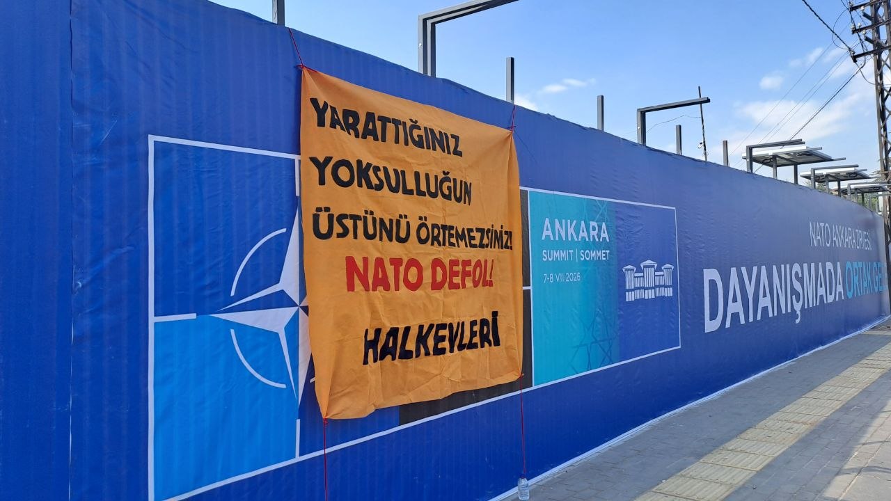 Ankara'daki NATO panolarına pankart: "Yarattığınız yoksulluğun üstünü örtemezsiniz"