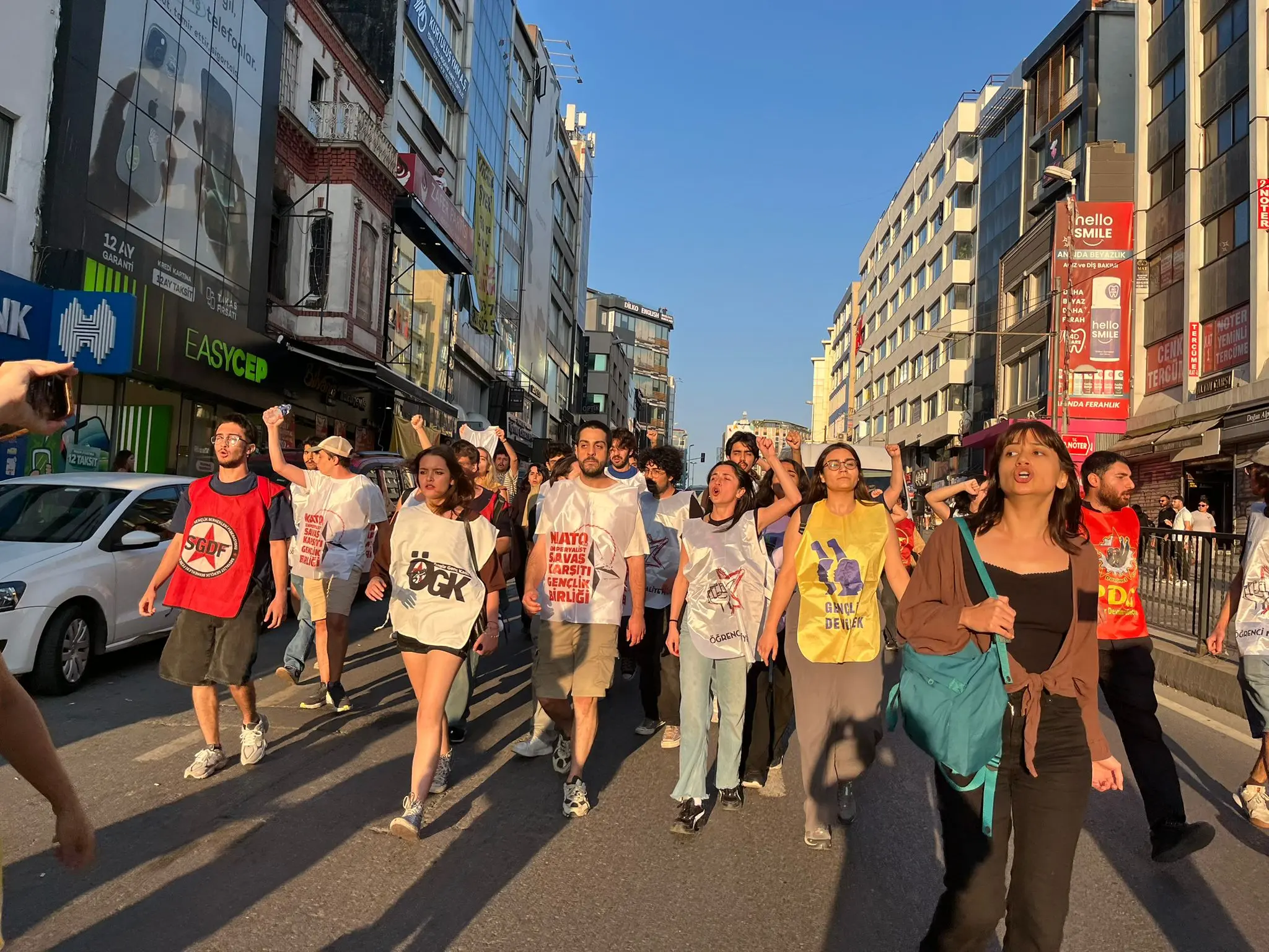 Gençlik İstanbul'da NATO'ya karşı sokakta: Polis saldırdı, gözaltılar var