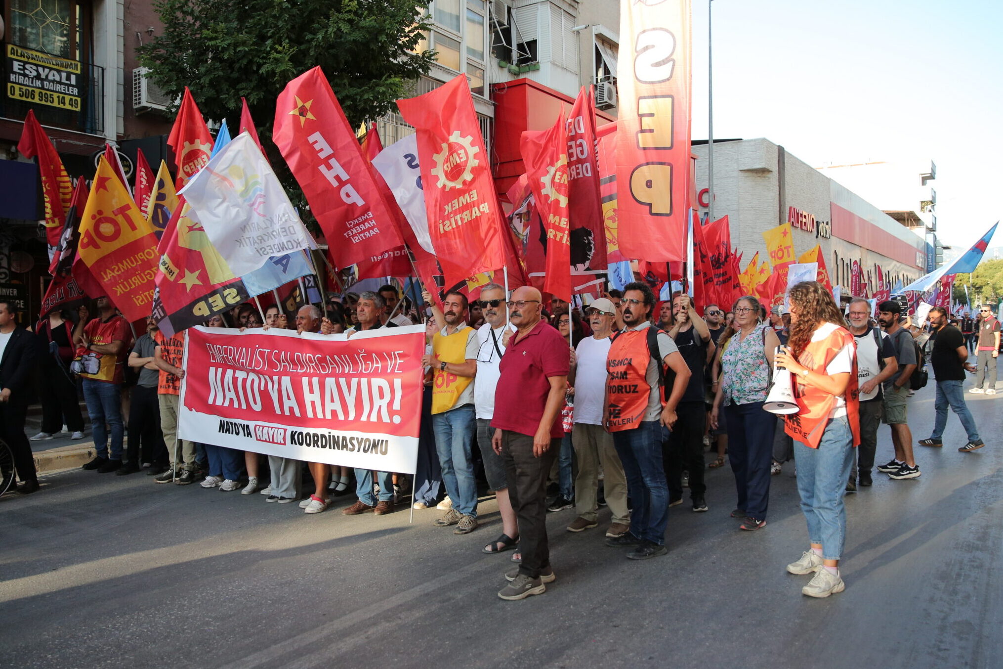 İzmir'de NATO protestosu: "Emperyalist saldırganlığa ve NATO'ya hayır!"