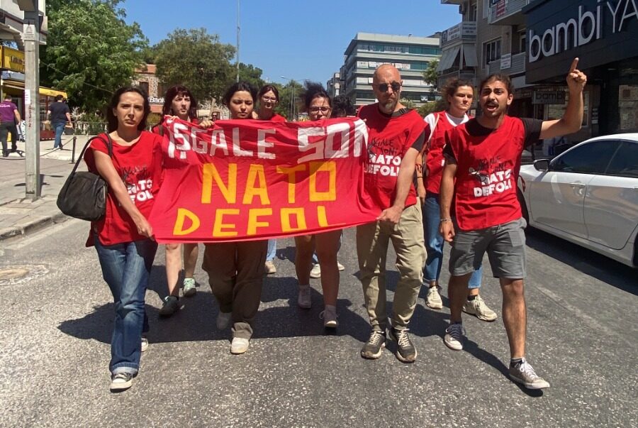 İzmir'de NATO karargâhına yürüyüş: "İşgale son NATO defol"