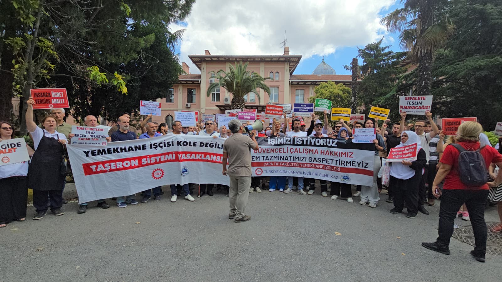 Çapa'da işçiler hakları için direniyor: "Yemekhane işçisi köle değildir"