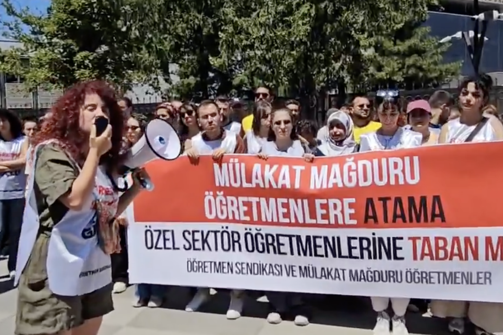 Milli Eğitim Bakanlığı'na yürümek isteyen 44 öğretmen ters kelepçeyle gözaltına alındı