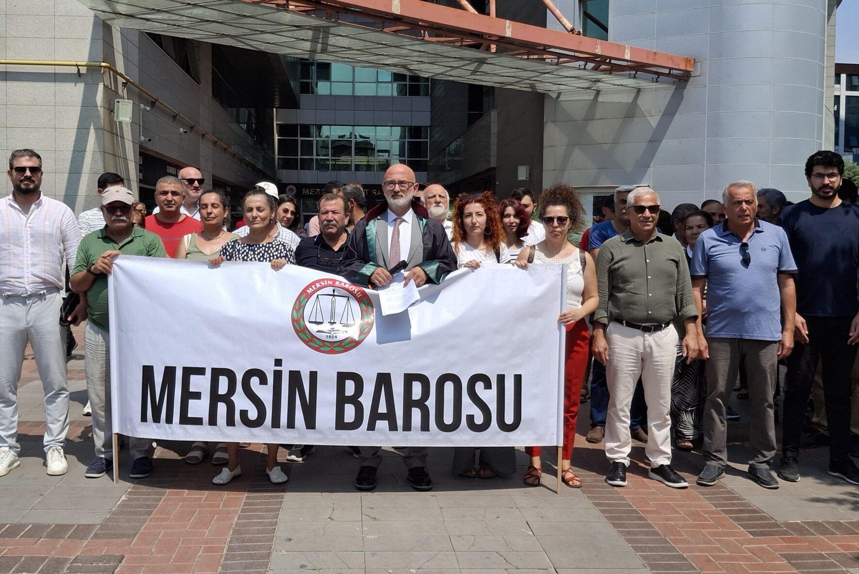 Mersin Barosu NATO tutsaklarına yönelik işkenceye karşı eylemde: "Etkin, bağımsız ve tarafsız biçimde soruşturulmasının takipçisi olacağız"