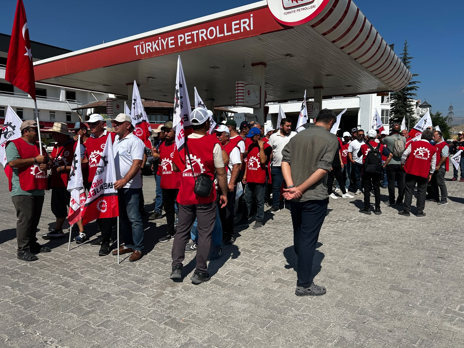 Yunus Emre Termik Santrali işçileri direnişin üçüncü gününde: "Hakkımızı almadan dönmeyeceğiz"