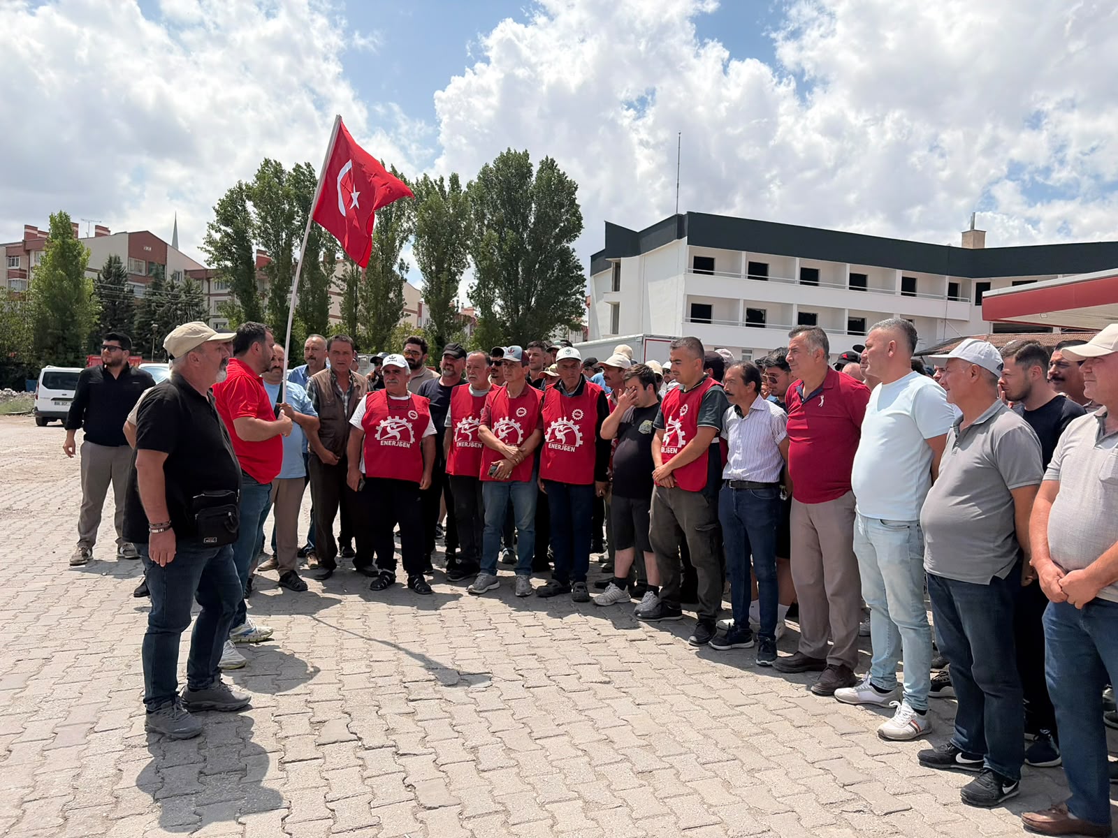 Yunus Emre Termik Santrali direnişi: Paralar yatmaya başladı, işçiler sendika yöneticilerinin serbest bırakılması için direnişi sürdürüyor