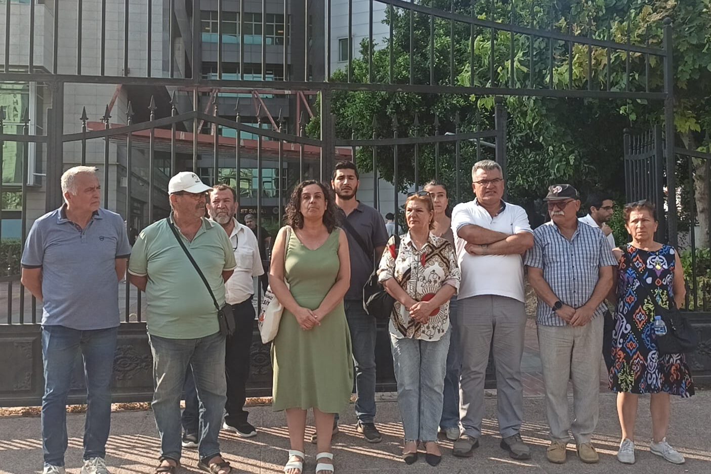 Mersin Valiliği'ne göre işkence değil, itiraz etmek "kabahat": Adliye önünde eyleme katılanlara para cezası
